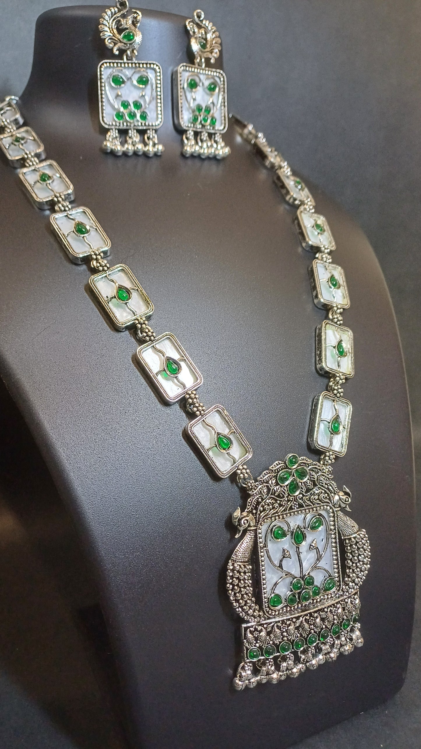 Infinite Elegance White Beauty Neck with Earrings & Tika