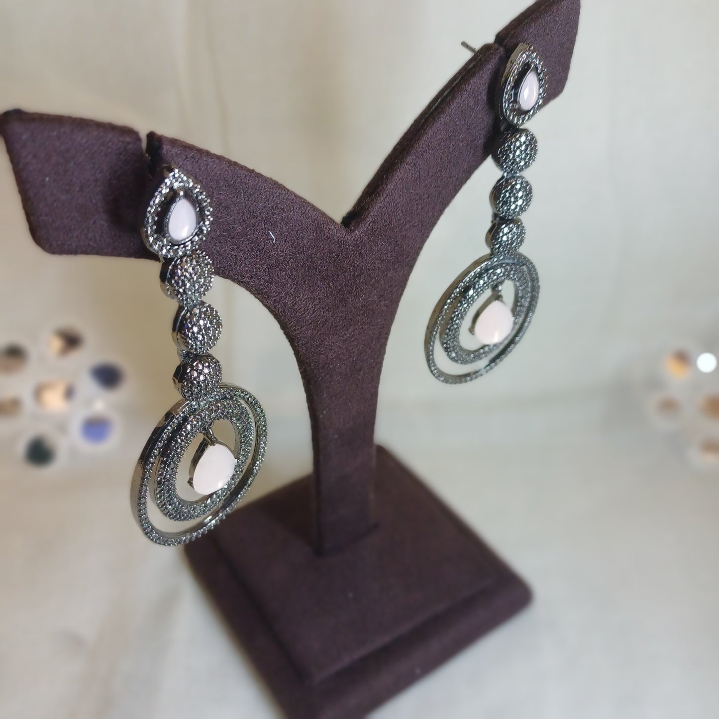 Diamond Diva biege creme earlobes