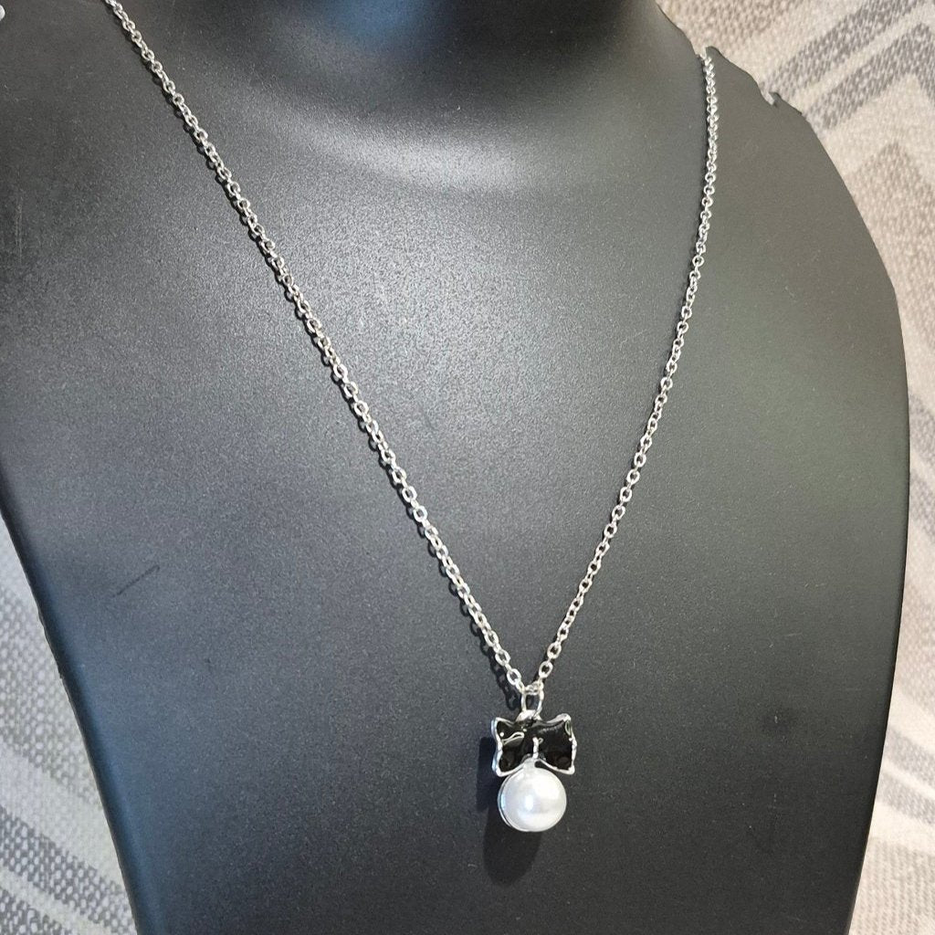 Silver chain bow and pearl pendant
