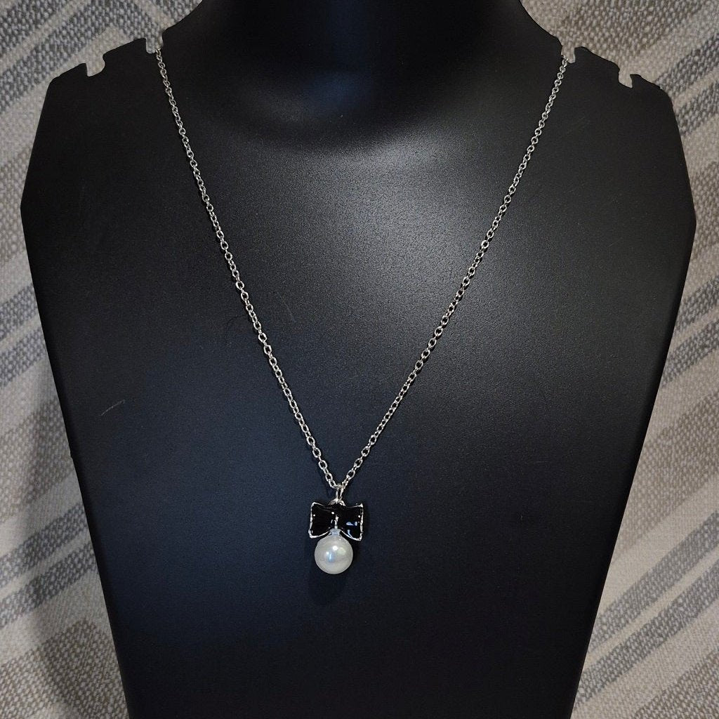 Silver chain bow and pearl pendant