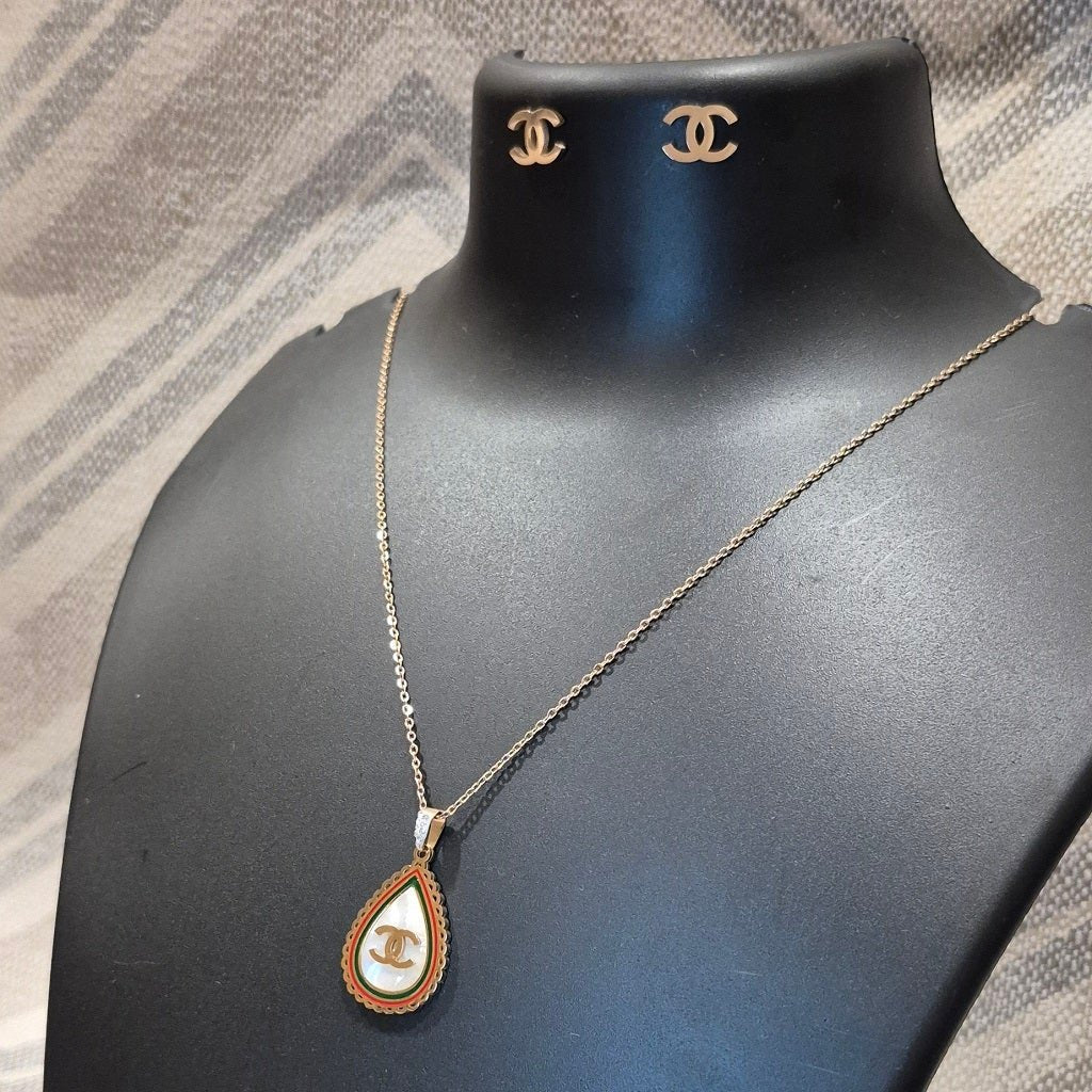 The Chanel brand logo solid pendant with earrings
