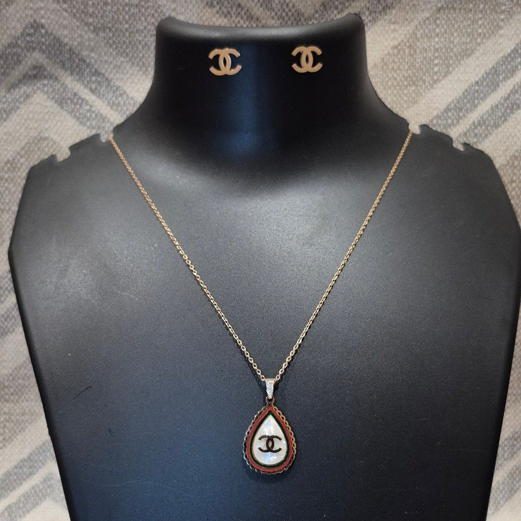 The Chanel brand logo solid pendant with earrings