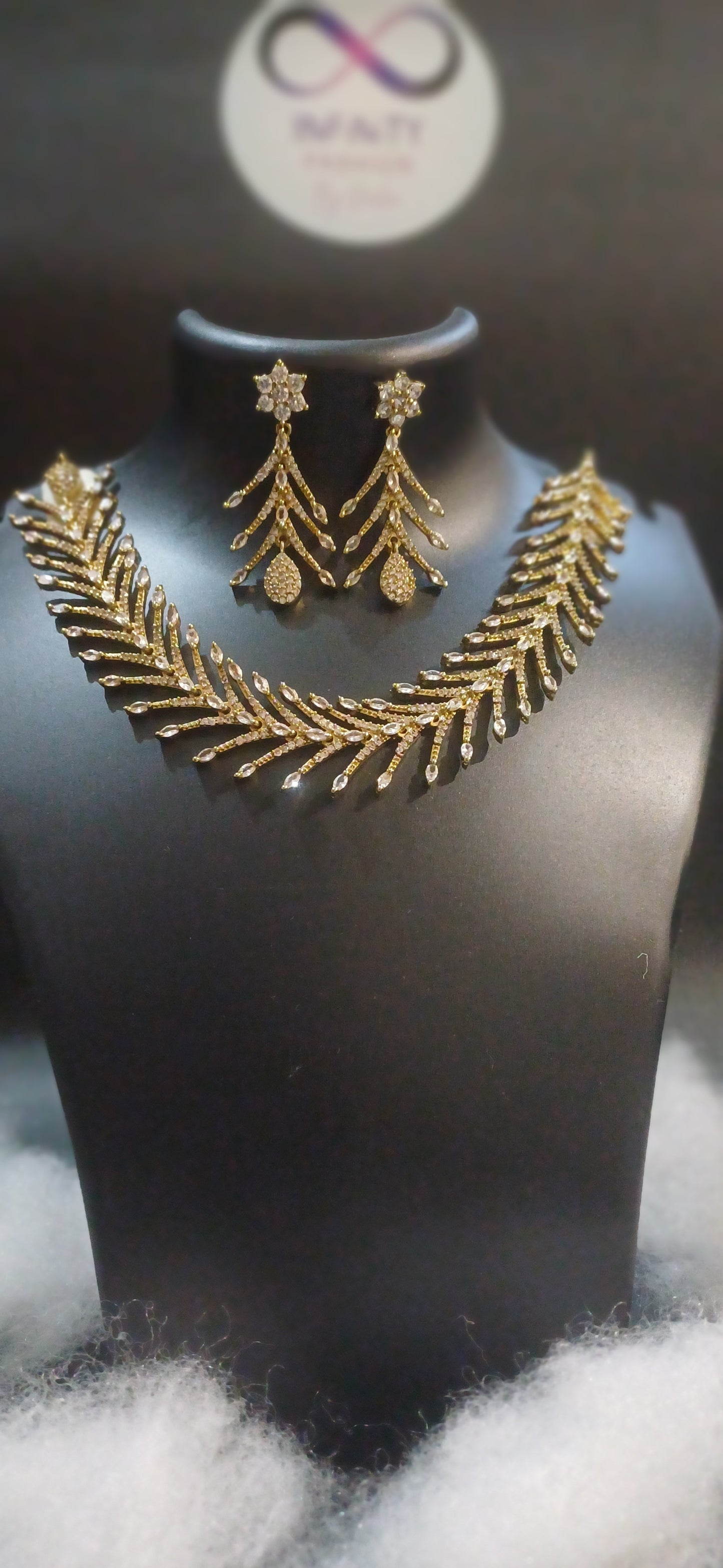 Rusty golden and diamond wisteria necklace with designer earrings