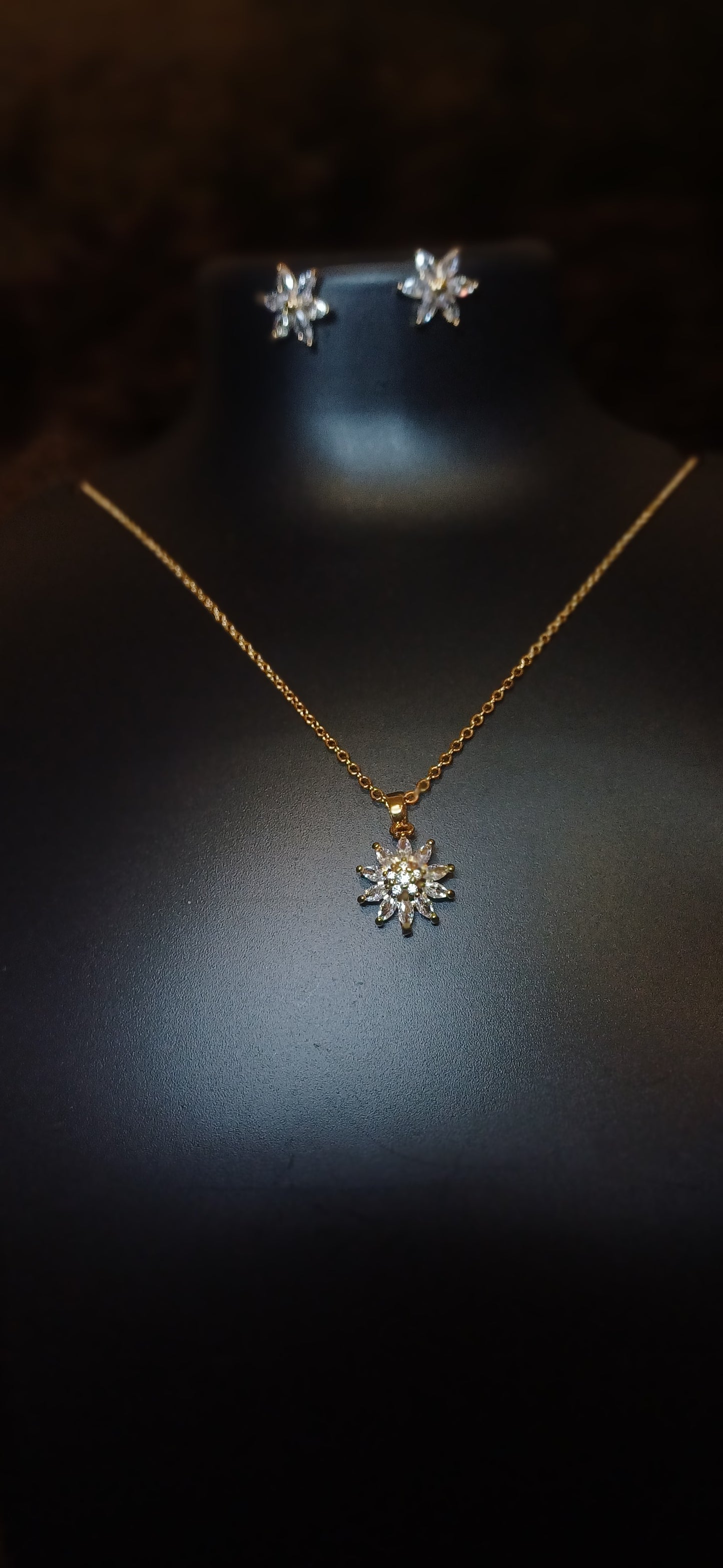 Botanic crystal pendant and chain with earrings