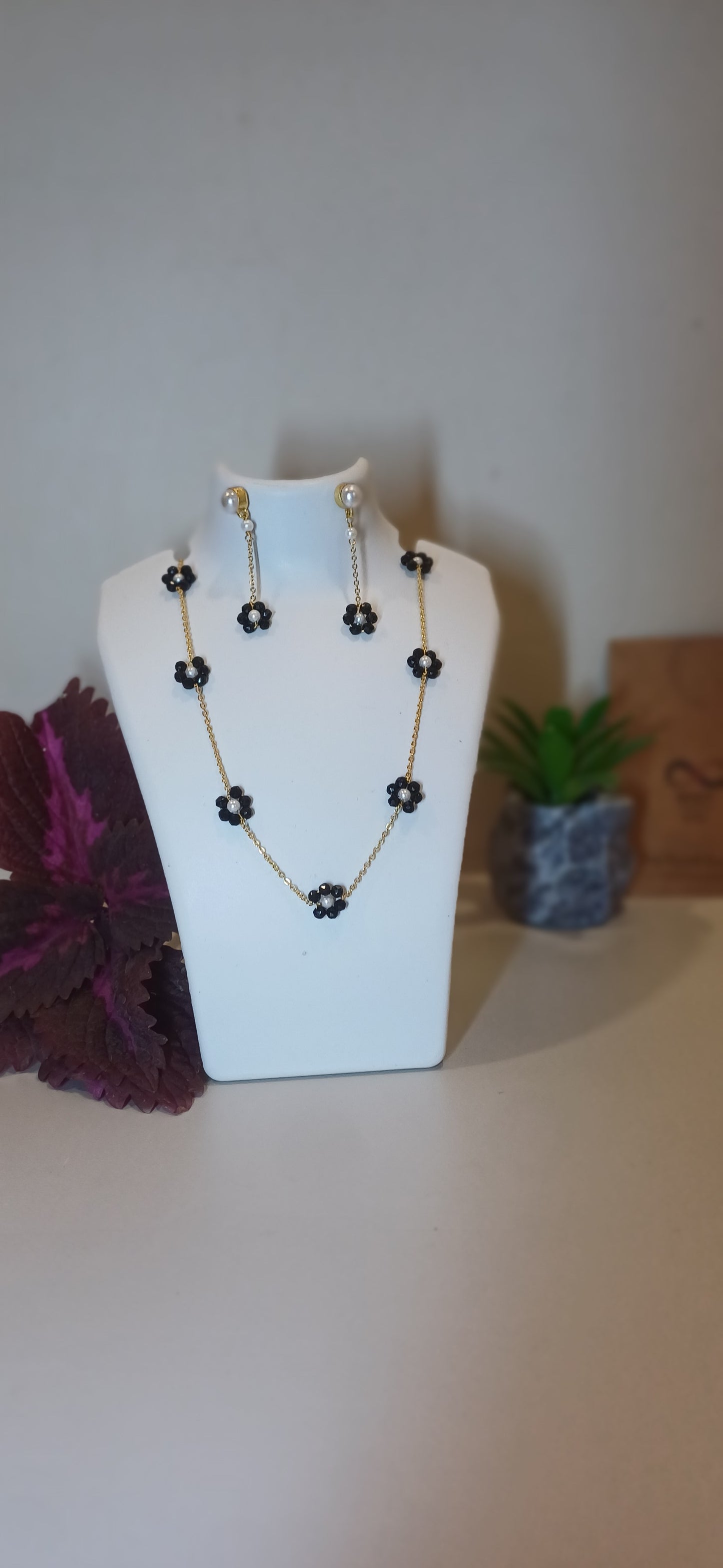Black flowers golden chain with matching earrings_anti tarnish_lightweight