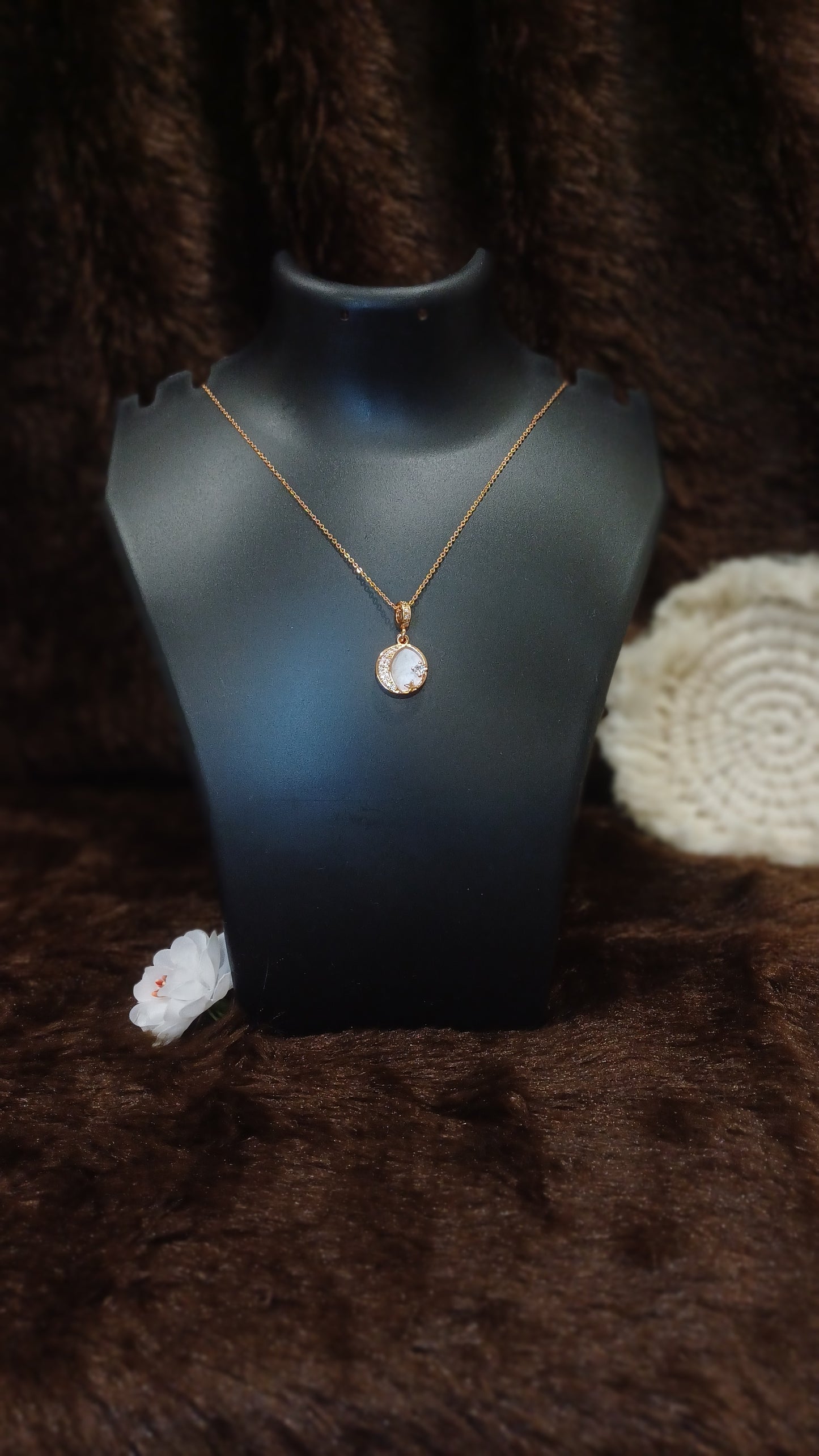 Chain golden with unique pendant_ anti tarnish