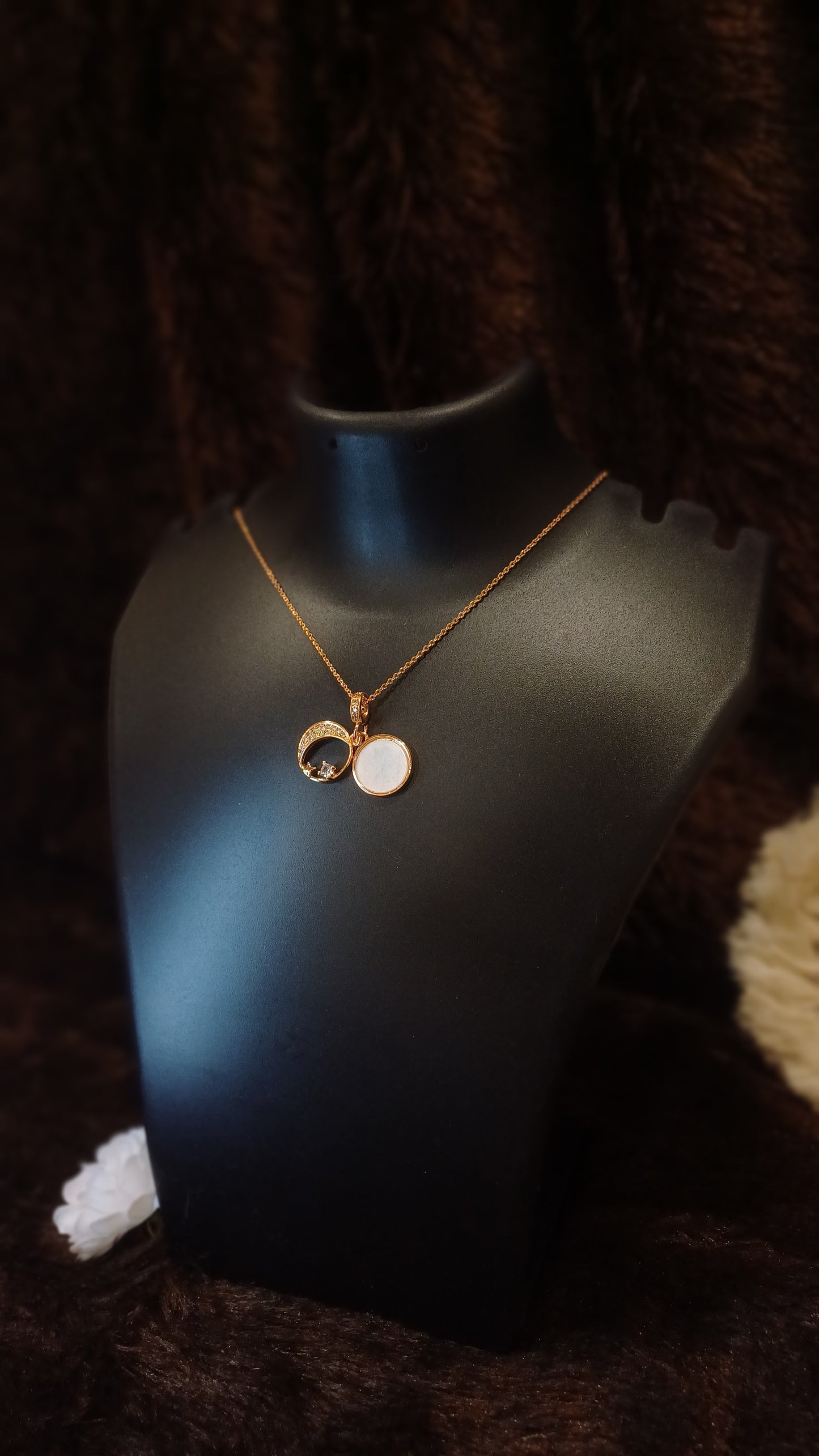 Chain golden with unique pendant_ anti tarnish
