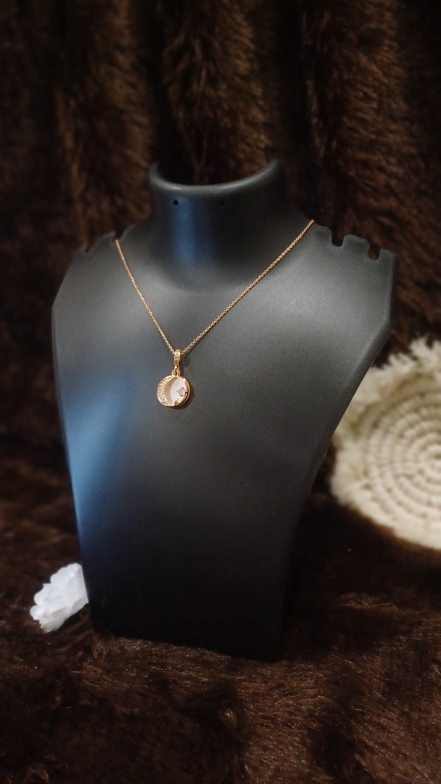Chain golden with unique pendant_ anti tarnish