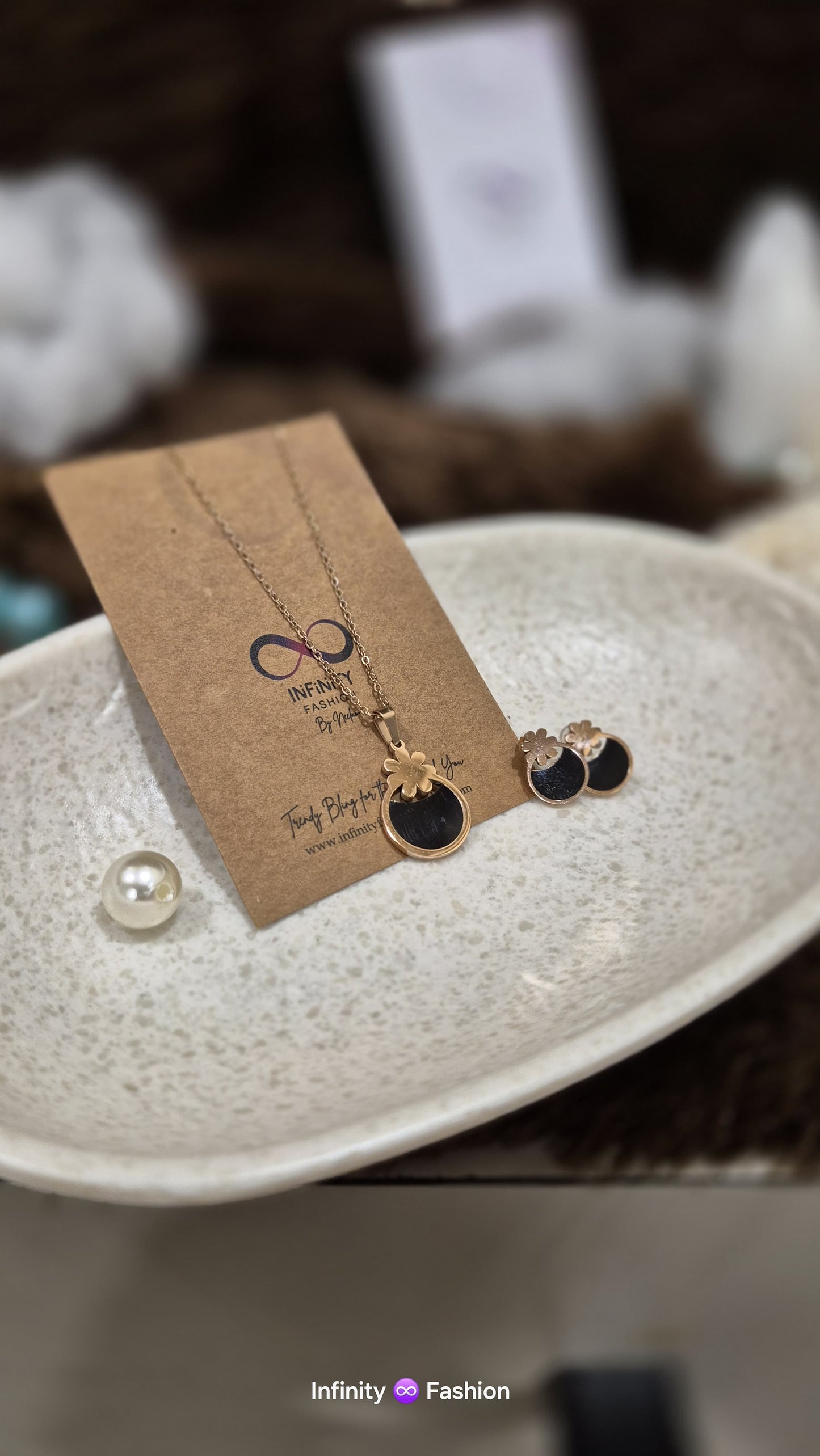 Hues of Black and gold chain pendant with matching earrings_anti tarnish _high quality material