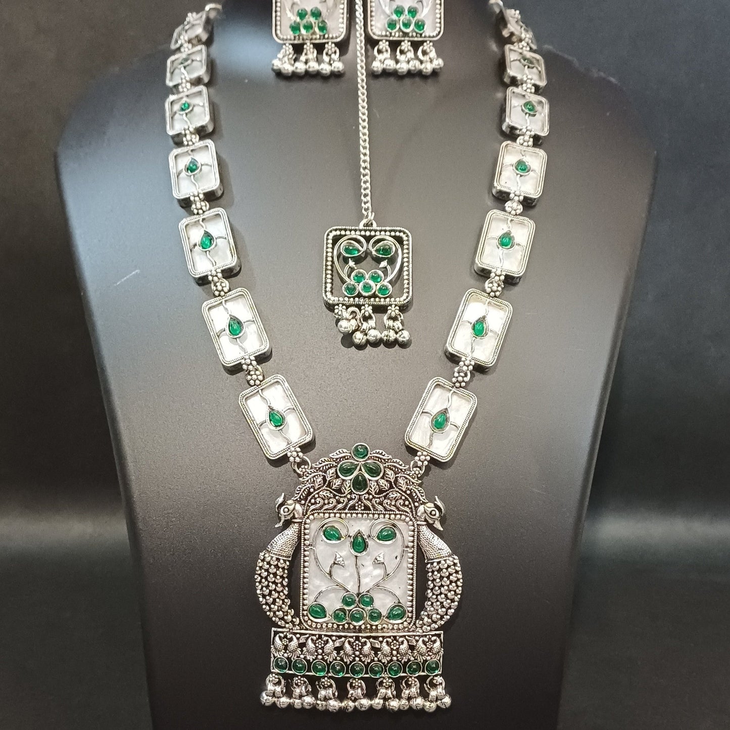 Infinite Elegance White Beauty Neck with Earrings & Tika
