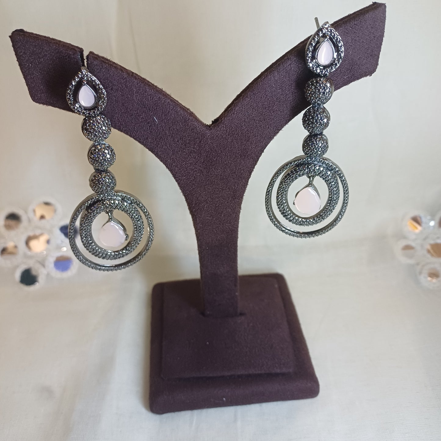 Diamond Diva biege creme earlobes