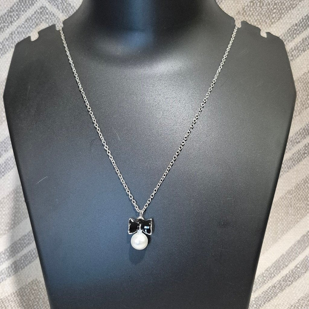 Silver chain bow and pearl pendant