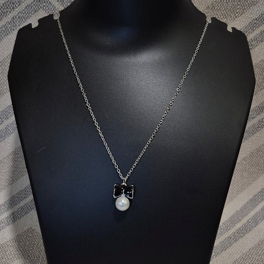 Silver chain bow and pearl pendant