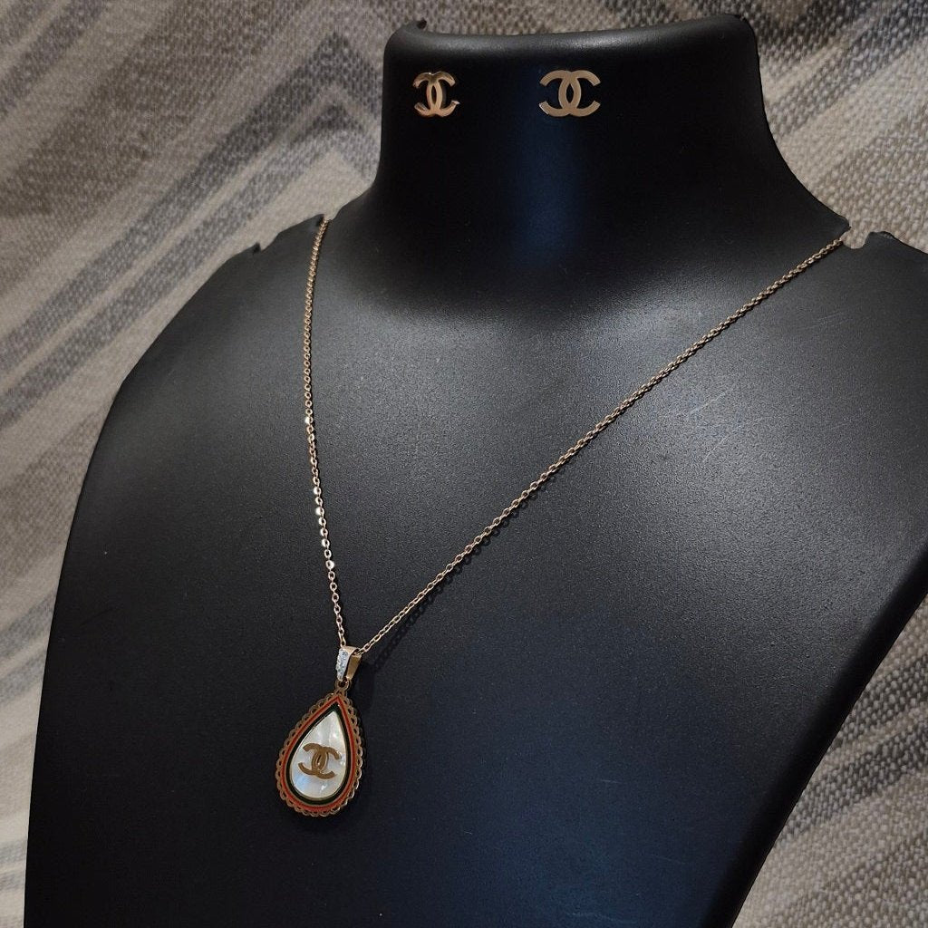 The Chanel brand logo solid pendant with earrings