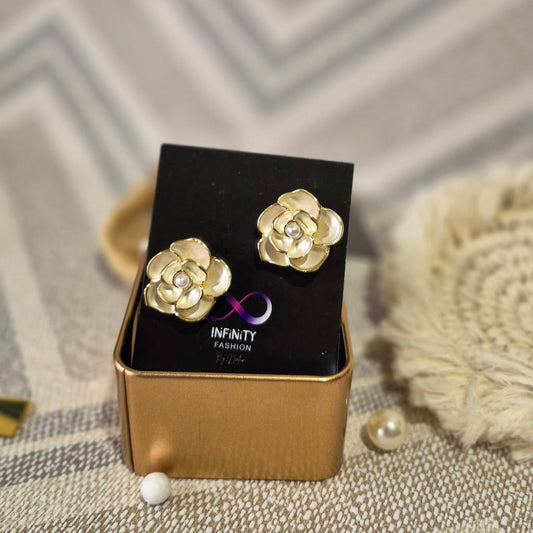 White gold Bloom Pearl Ear Studs