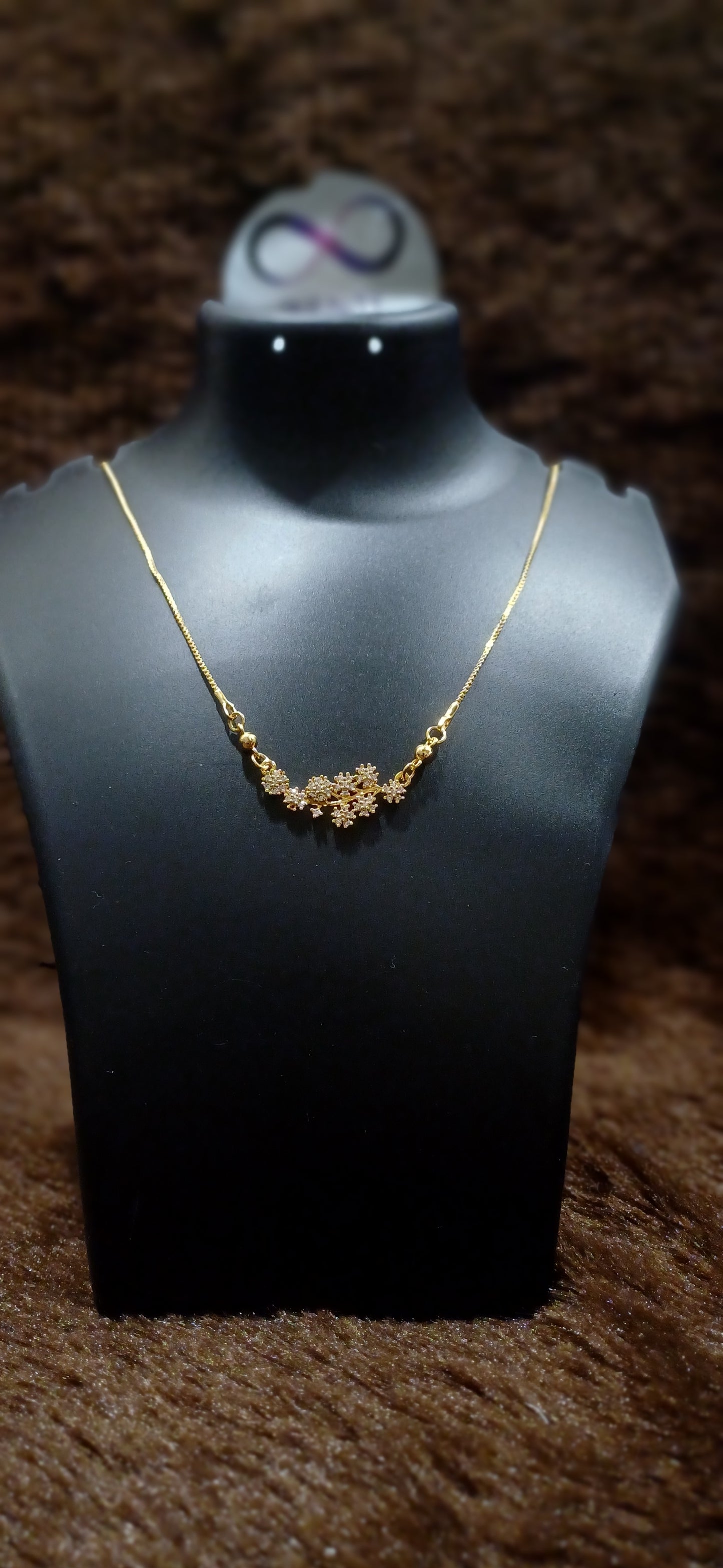 Bouquet crystal white chain statement design