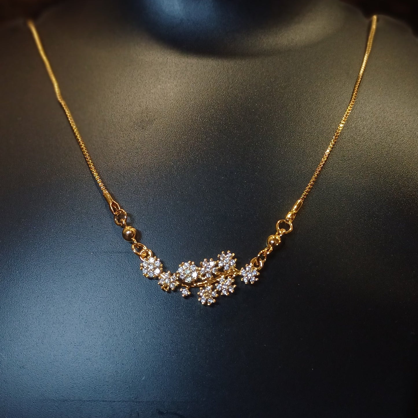 Bouquet crystal white chain statement design