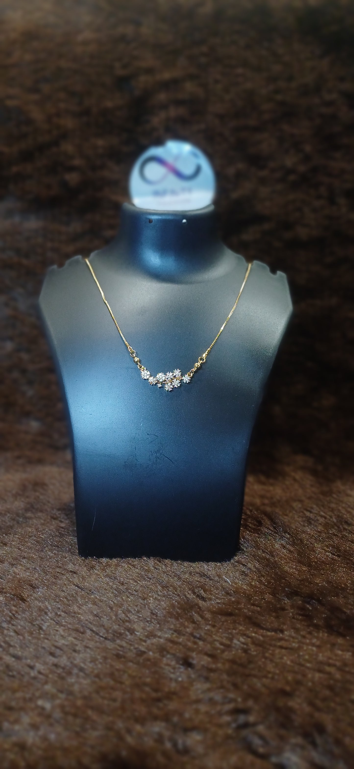 Bouquet crystal white chain statement design