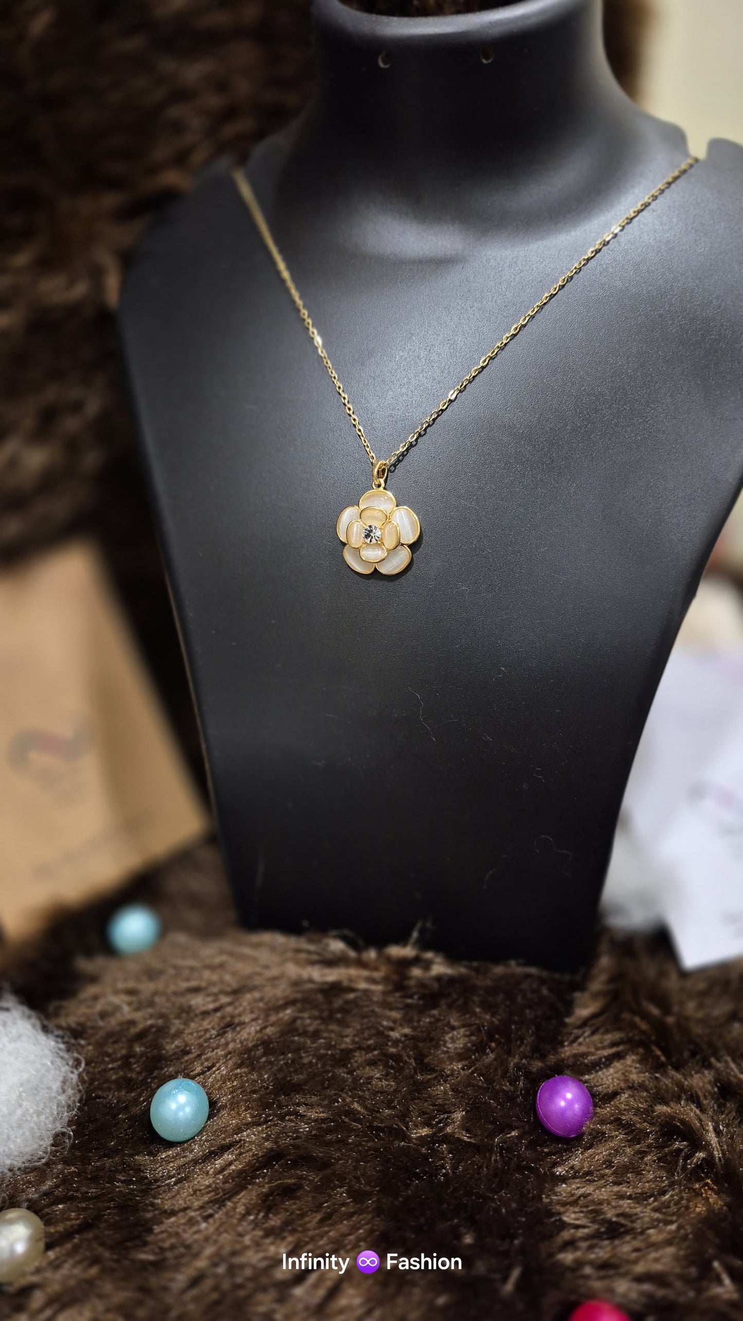 White flora big pendant with chain_ anti tarnish_ stainless steel_ summer friendly