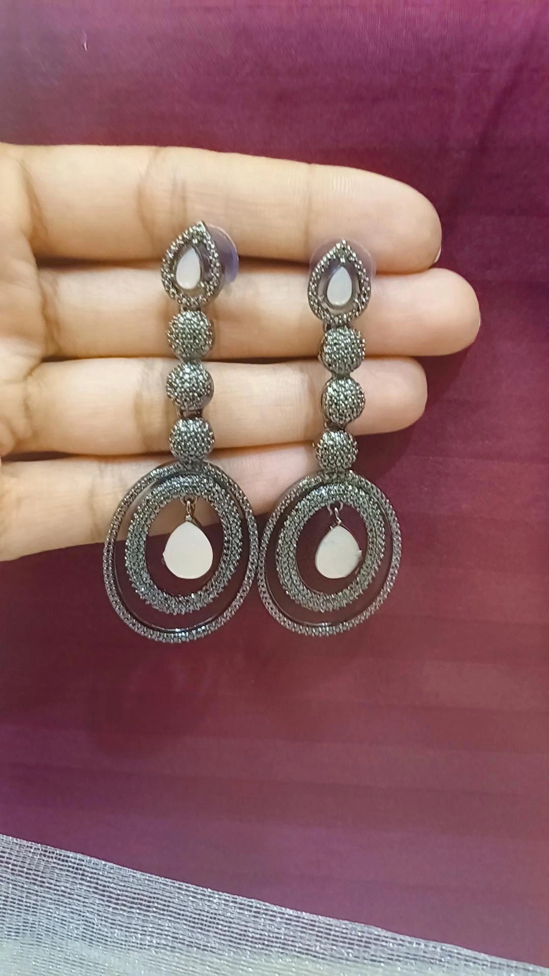 Diamond Diva biege creme earlobes
